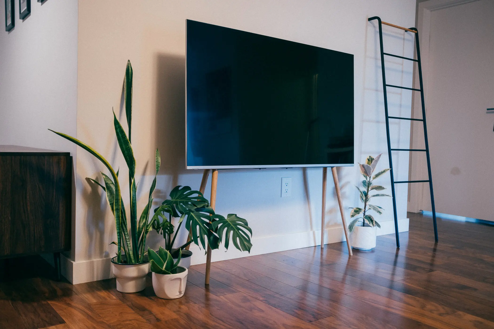 JALG TV Stand Review — A refreshing design with classic